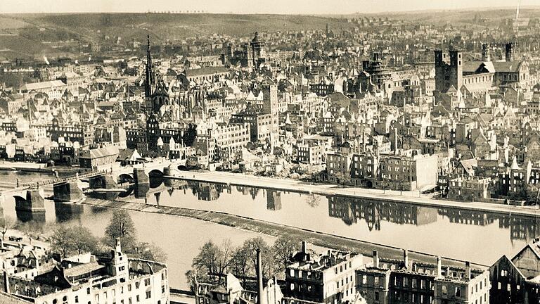 Panorama-Aufnahme des am 16. März 1945 fast völlig zerstörten Würzburg. Panorama-Aufnahme des am 16. März 1945 fast völlig zerstörten Würzburg.