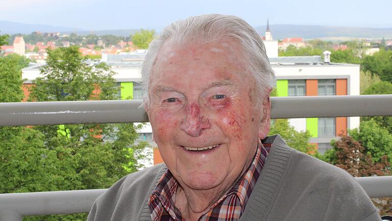 Adolf Dietzel ist 95 Jahre alt und lebt seit drei Monaten im Casa Reha in Bad Neustadt. Den Gedanken, dass er vielleicht bald ausziehen muss, versucht er zu verdrängen. Lieber erzählt er fröhliche Geschichten aus seinem langen Leben. Adolf Dietzel ist 95 Jahre alt und lebt seit drei Monaten im Casa Reha in Bad Neustadt. Den Gedanken, dass er vielleicht bald ausziehen muss, versucht er zu verdrängen. Lieber erzählt er fröhliche Geschichten aus seinem langen Leben.