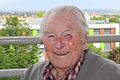 Adolf Dietzel ist 95 Jahre alt und lebt seit drei Monaten im Casa Reha in Bad Neustadt. Den Gedanken, dass er vielleicht bald ausziehen muss, versucht er zu verdrängen. Lieber erzählt er fröhliche Geschichten aus seinem langen Leben.