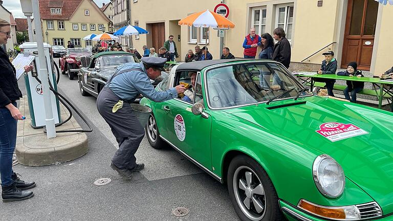 In Fladungen bekamen die Teilnehmer der Franken Classic-Rallye nicht nur ihren Stempel, sondern auch eine Autowäsche. In Fladungen bekamen die Teilnehmer der Franken Classic-Rallye nicht nur ihren Stempel, sondern auch eine Autowäsche.