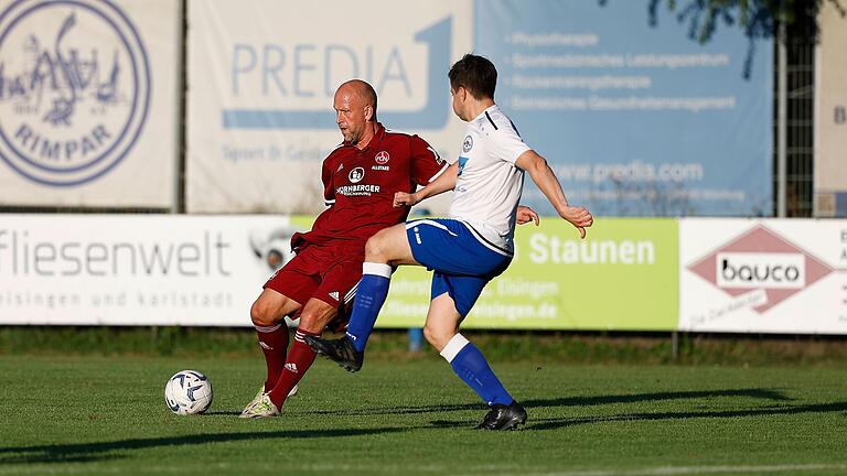 Pascal Heidrich (rechts) versucht, Timo Rost zu stören.