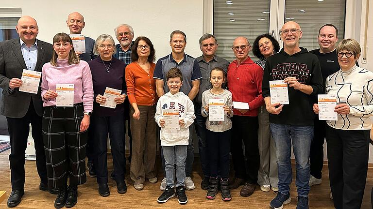 Auf dem Foto (von links): Bernd Rützel, Antonia Rützel, Andreas Bock, Ute Müller, Herbert Müller, Brigitte Brönner, Anton Fleischmann, Marco Fleischmann, Burkard Amend, Lina Amend, Werner Brönner, Martina Czerny, Thomas Müller, Fabian Keiner, Christel Michelbach.