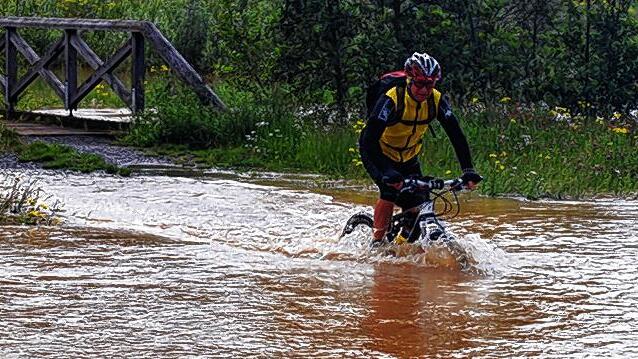 Wassertreten an der Wern: Der Biker musste umkehren.