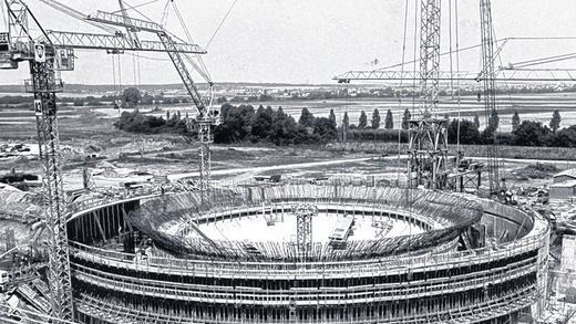 Dieser Kelch ging an Gerolzhofen vorüber: Im Jahr 1975 begannen die Schalungsarbeiten für den Atommeiler bei Grafenrheinfeld. Jahre zuvor hatte auch Gerolzhofen Interesse gezeigt. Dieser Kelch ging an Gerolzhofen vorüber: Im Jahr 1975 begannen die Schalungsarbeiten für den Atommeiler bei Grafenrheinfeld. Jahre zuvor hatte auch Gerolzhofen Interesse gezeigt.