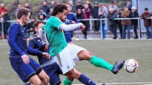 Sands Tevin McCullough (rechts, von links die Frohnlacher Maximilian Pfadenhauer und Tim Rebhan) hat hier eine Riesenmöglichkeit zum 2:0, Gästekeeper Michael Edemodu kann gerade noch zur Ecke parieren. McCullough traf später aber doch noch gegen seine ehemaligen Kameraden. Sands Tevin McCullough (rechts, von links die Frohnlacher Maximilian Pfadenhauer und Tim Rebhan) hat hier eine Riesenmöglichkeit zum 2:0, Gästekeeper Michael Edemodu kann gerade noch zur Ecke parieren. McCullough traf später aber doch noch gegen seine ehemaligen Kameraden.