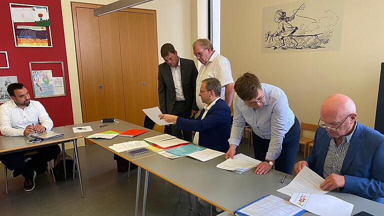 Auf dem Foto sind zu sehen (von links) Michael Werner (Bürgermeister Bad Neustadt), Stephen Johannes und Ansgar Zimmer (Geschäftsführer Interkomm-IT GmbH), Dr. Bernd Weiß (Notar), Birgit Erb (Bürgermeisterin Oberelsbach) sowie Landrat Thomas Habermann. Auf dem Foto sind zu sehen (von links) Michael Werner (Bürgermeister Bad Neustadt), Stephen Johannes und Ansgar Zimmer (Geschäftsführer Interkomm-IT GmbH), Dr. Bernd Weiß (Notar), Birgit Erb (Bürgermeisterin Oberelsbach) sowie Landrat Thomas Habermann.