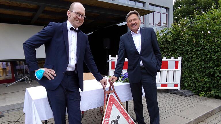 Für Leiter Michael Hümmer (links) und Lehrer Lothar Heim ist an der Gaukönigshöfer Mittelschule die 'Baustelle Leben' abgeschlossen. Für Leiter Michael Hümmer (links) und Lehrer Lothar Heim ist an der Gaukönigshöfer Mittelschule die 'Baustelle Leben' abgeschlossen.