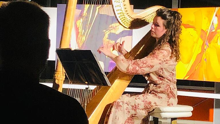 Catharina Mothes bei ihrem Auftritt im Autohaus Schuler+Eisner.
