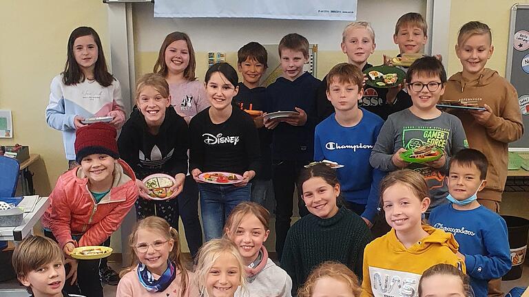 Begeistert bedienten sich die Kinder der Grundschule Kolitzheim am Gesunden Frühstück, das engagierte Eltern unter Federführung des Elternbeirats vorbereitet hatten.