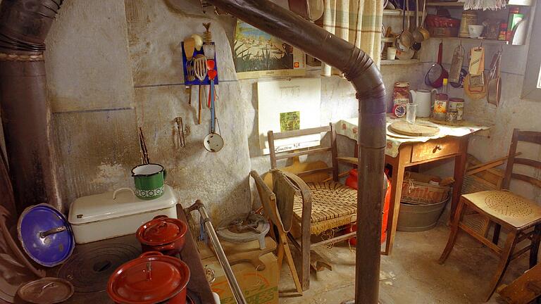 Die Küche im Creglinger Lindleinturm zeigt, wie bescheiden und auf welch engem Raum die ehemalige Besitzerin Margarete Böttiger hier gelebt hat. Die Küche im Creglinger Lindleinturm zeigt, wie bescheiden und auf welch engem Raum die ehemalige Besitzerin Margarete Böttiger hier gelebt hat.