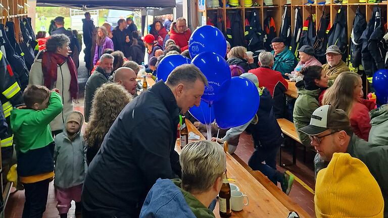 Volles 'Feuerwehrhaus' mit Jung und Alt beim Gründungsfest der Kinderfeuerwehr Euerbach.