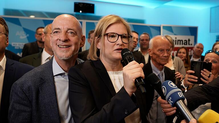 Landtagswahl Bayern - Wahlparty AfD.jpeg       -  Die Spitzenkandidaten Martin Böhm und Katrin Ebner-Steiner feiern bei der Wahlparty der AfD.