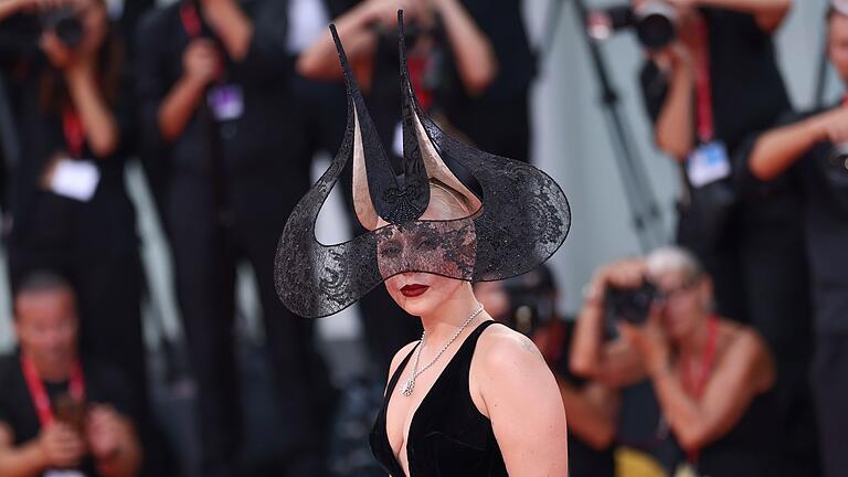 81. Internationale Filmfestspiele Venedig       -  Hunderte Fans schrien bei Lady Gagas Ankunft ihren Namen.