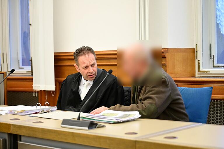 Rechtsanwalt Oliver Heinekamp aus Bayreuth und der angeklagte Jäger aus dem Landkreis Haßberge am Knetzgau am Donnerstag am Landgericht Bamberg. Rechtsanwalt Oliver Heinekamp aus Bayreuth und der angeklagte Jäger aus dem Landkreis Haßberge am Knetzgau am Donnerstag am Landgericht Bamberg.