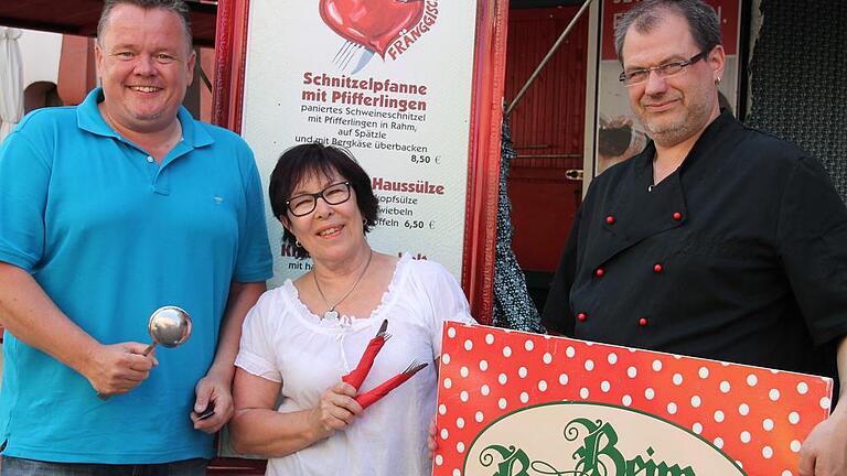 Linda Freund letztmals als Batzenärrle-Wirtin dabei - (hop) Die Kulinarische Meile in der Karlstadter Hauptstraße ist eröffnet. Von Freitag bis einschließlich Montag lockt hier eine Vielzahl unterschiedlicher Speisen und Getränke. Geöffnet ist jeweils ab 11 bis 24 Uhr, am Samstag auch eine Stunde über Mitternacht hinaus. Linda Freund (Mitte) ist heuer letztmals als Wirtin des „Batzenärrle“ dabei. Stadtmarketing-Geschäftsführer Dietholf Schröder (links) und Wirtesprecher Wolfgang Ried (rechts) sagen, ihr Stand sei jeweils einer der Höhepunkte auf der Kulimeile gewesen. 15 Jahre lang hatte Linda Freund das fränkische Kellerlokal. Jetzt gibt sie es ab an Francesco Zedda von „Da Franco“. Der Karschter Gastroszene bleibt sie aber erhalten – als Wirtin der „Lilienlounge“, einen Stock über dem „Batzenärrle“.Foto: K. Haase Linda Freund letztmals als Batzenärrle-Wirtin dabei - (hop) Die Kulinarische Meile in der Karlstadter Hauptstraße ist eröffnet. Von Freitag bis einschließlich Montag lockt hier eine Vielzahl unterschiedlicher Speisen und Getränke. Geöffnet ist jeweils ab 11 bis 24 Uhr, am Samstag auch eine Stunde über Mitternacht hinaus. Linda Freund (Mitte) ist heuer letztmals als Wirtin des „Batzenärrle“ dabei. Stadtmarketing-Geschäftsführer Dietholf Schröder (links) und Wirtesprecher Wolfgang Ried (rechts) sagen, ihr Stand sei jeweils einer der Höhepunkte auf der Kulimeile gewesen. 15 Jahre lang hatte Linda Freund das fränkische Kellerlokal. Jetzt gibt sie es ab an Francesco Zedda von „Da Franco“. Der Karschter Gastroszene bleibt sie aber erhalten – als Wirtin der „Lilienlounge“, einen Stock über dem „Batzenärrle“.Foto: K. Haase