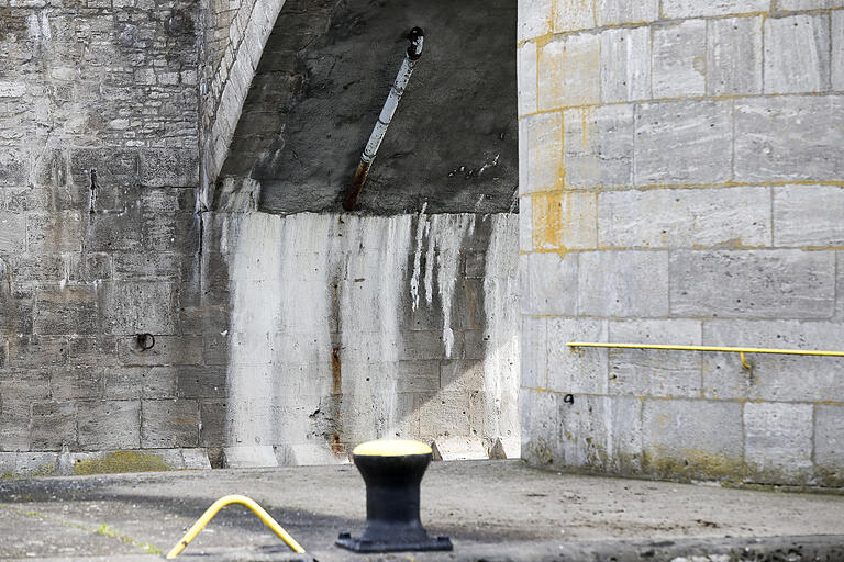 Nicht mehr dicht ist die Oberfläche der Brücke, was zu weißen Ablagerungen (Ausblühungen) im Mauerwerk führt. Nicht mehr dicht ist die Oberfläche der Brücke, was zu weißen Ablagerungen (Ausblühungen) im Mauerwerk führt. 