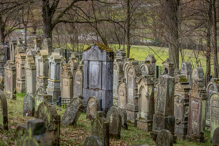 Die Station Judenfriedhof: Die Friedhofsfläche mit heute 1171 Grabsteinen wurde bis 1936 mehrmals vergrößert und umfasst heute 8400 Quadratmeter. Die Station Judenfriedhof: Die Friedhofsfläche mit heute 1171 Grabsteinen wurde bis 1936 mehrmals vergrößert und umfasst heute 8400 Quadratmeter.