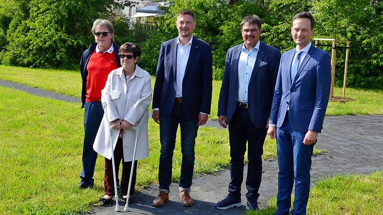 Auf dem Bild zu sehen von links: Die Spenderfamilie Gudrun und Gunnar Hiller, Bürgermeister Jens Machnow, Bernd Wolf, Vorsitzender des VGL Grettstadt, besichtigten zusammen mit Landrat Florian Töpper das neue Baumbestattungsareal im nördlichen Teil des Friedhofes in Grettstadt.