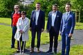 Auf dem Bild zu sehen von links: Die Spenderfamilie Gudrun und Gunnar Hiller, Bürgermeister Jens Machnow, Bernd Wolf, Vorsitzender des VGL Grettstadt, besichtigten zusammen mit Landrat Florian Töpper das neue Baumbestattungsareal im nördlichen Teil des Friedhofes in Grettstadt.