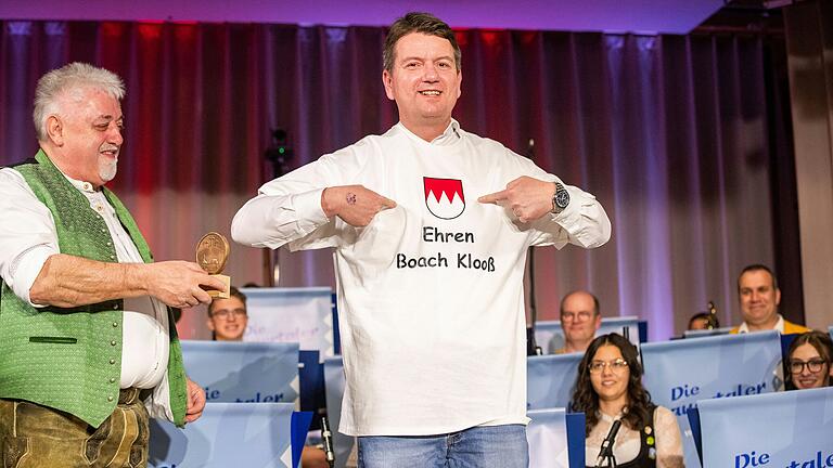 Von Organisator Mathias Mangold (links) geehrt: Ehren-Boach-Klooß Sandro Kirchner ist jetzt ein 'Franke mit Rückgrat'. Der CSU-Innenstaatssekretär ist regelmäßiger Gast beim Derbläggn in Burglauer. Von Organisator Mathias Mangold (links) geehrt: Ehren-Boach-Klooß Sandro Kirchner ist jetzt ein 'Franke mit Rückgrat'. Der CSU-Innenstaatssekretär ist regelmäßiger Gast beim Derbläggn in Burglauer.