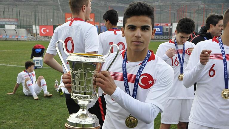 Seyhan Yigit, hier im Trikot der türkischen Jugend-Nationalmannschaft, nach dem Finale um den Ege Cup in Izmir im Februar 2019. Seyhan Yigit, hier im Trikot der türkischen Jugend-Nationalmannschaft, nach dem Finale um den Ege Cup in Izmir im Februar 2019.