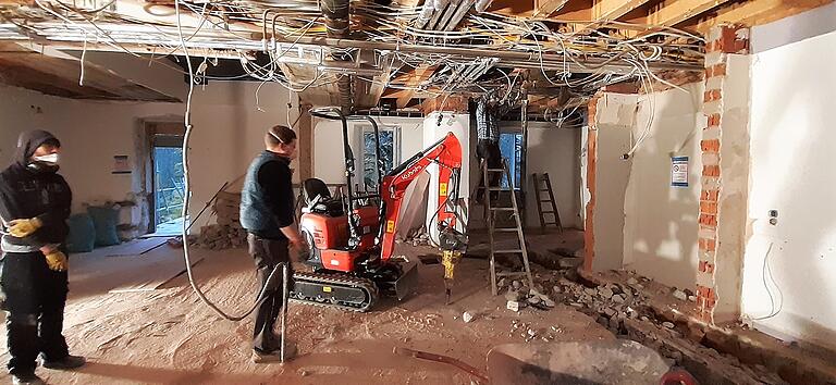 Für die Entkernungsarbeiten wird mittlerweile auch ein Minibagger eingesetzt. Für die Entkernungsarbeiten wird mittlerweile auch ein Minibagger eingesetzt.
