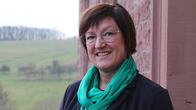 Bischbrunns Bürgermeisterin Agnes Engelhardt steht vor dem Rathaus im Ortsteil Oberndorf. Bischbrunns Bürgermeisterin Agnes Engelhardt steht vor dem Rathaus im Ortsteil Oberndorf.