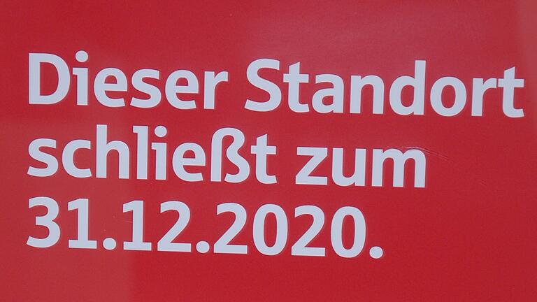 Diese Plakate wiesen die Sparkassen-Kunden auf die Schließungen der Filialen zum Jahresende 2020 hin. Diese Plakate wiesen die Sparkassen-Kunden auf die Schließungen der Filialen zum Jahresende 2020 hin.