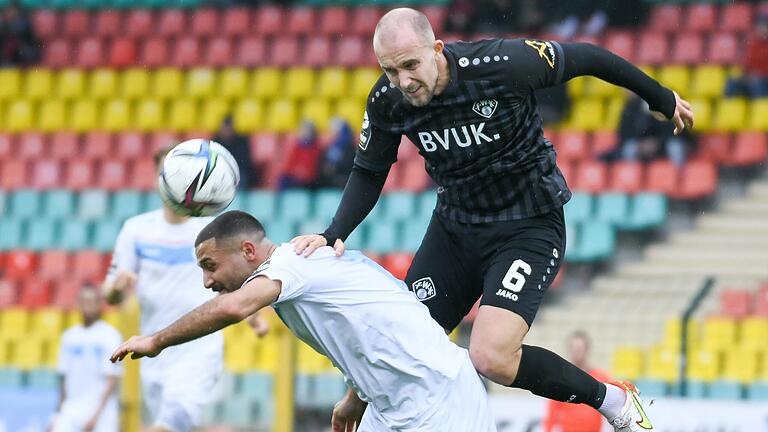 Ein harter Kampf: Kickers-Abwehrmann Tobias Kraulich (rechts) und der Ex-Würzburger Enes Küc kämpfen um den Ball. Ein harter Kampf: Kickers-Abwehrmann Tobias Kraulich (rechts) und der Ex-Würzburger Enes Küc kämpfen um den Ball.