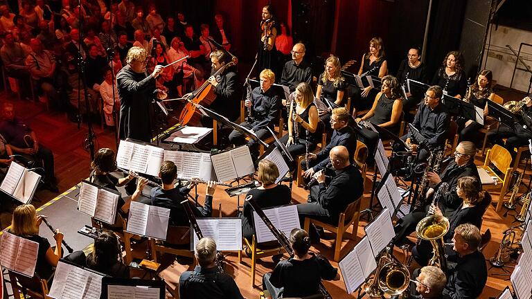 Walter Ratzek dirigierte die Bläserphilharmonie perfekt.