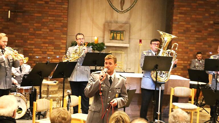 Florian Bauer sang  hingebungsvoll zum Spiel seiner Bläserkollegen die populären Weihnachtslieder 'Have yourself a merry little Christmas' und 'It's the most wonderful time' des Popsängers Andy Williams.