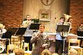 Florian Bauer sang  hingebungsvoll zum Spiel seiner Bläserkollegen die populären Weihnachtslieder 'Have yourself a merry little Christmas' und 'It's the most wonderful time' des Popsängers Andy Williams.