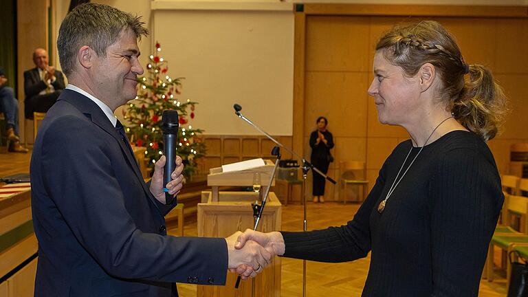 Bürgermeister Michael Kraus gratuliert Daniela Mültner vom TSV Mellrichstadt zu ihren sportlichen Erfolgen. Bürgermeister Michael Kraus gratuliert Daniela Mültner vom TSV Mellrichstadt zu ihren sportlichen Erfolgen.