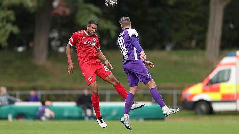 Rückkehrer: Noah Awassi (links, im Kopfballduell mit Bambergs Lukasz Jankowiak) ersetzte den verletzten Daniel Hägele in der Kickers-Abwehr. Rückkehrer: Noah Awassi (links, im Kopfballduell mit Bambergs Lukasz Jankowiak) ersetzte den verletzten Daniel Hägele in der Kickers-Abwehr.