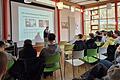 Manuel Bauer bei seinem Vortrag vor Schülerinnen und Schülern der zehnten Klassen des Gymnasiums Marktbreit