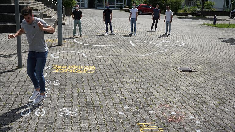 FC05-Profi Kevin Fery testet die neuen Bewegungspfade des Humboldt-Gymnasiums. FC05-Profi Kevin Fery testet die neuen Bewegungspfade des Humboldt-Gymnasiums.