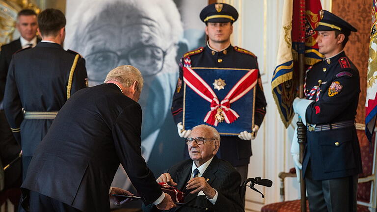 Sir Nicholas Winton receives Order of the White Lion.jpeg