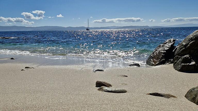 'So stellt man es sich vor, wenn man die Welt umsegelt', sagt Jochen Krüger zu diesem Bild. Hier ankert die Josa vor der Ilha de Ons (Portugal).