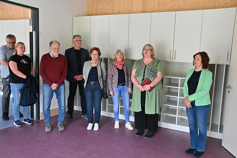 Bürgermeisterin Ursula Engert, Pfarrerin Kirsten Müller-Oldenburg, Angelika Blenk, Architekt Martin Dold, Professor Dr. Gunter Adams vom Diakonischen Werk (von rechts) und interessierte Bürger machten einen Rundgang durch die erweiterte Kita.