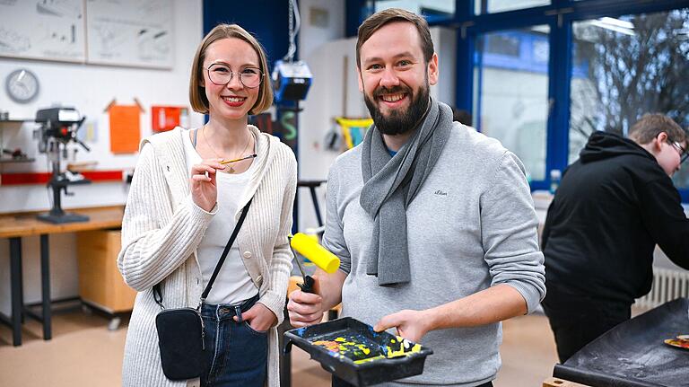 Die erste Kooperation von Jugendhaus und Mittelschule kommt bei den Verantwortlichen gut an. Stadtjugendpflegerin Johanna Kassner und Jonas Hornung, Fachlehrer für Kunst und Technik, freuen sich, dass die Schülerinnen und Schüler ihre Kreativität im Kunstunterricht und für ein nachhaltiges Projekt ausleben. Die erste Kooperation von Jugendhaus und Mittelschule kommt bei den Verantwortlichen gut an. Stadtjugendpflegerin Johanna Kassner und Jonas Hornung, Fachlehrer für Kunst und Technik, freuen sich, dass die Schülerinnen und Schüler ihre Kreativität im Kunstunterricht und für ein nachhaltiges Projekt ausleben.