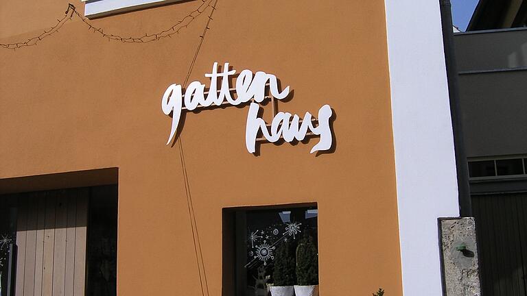 Das Gattenhaus: In ihrer Freizeit bauen Claudia Gattenlöhner und ihr Mann Joachim das Haus um. Ein kleiner Laden ist schon fertig, eine Galerie und Ferienwohnung sind noch geplant.