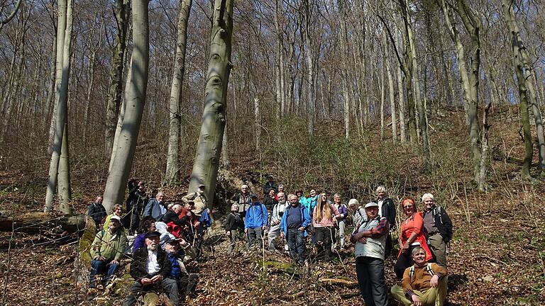 Ein Teil der Reisegruppe scheute auch das Klettern am Hang nicht bei der Führung durch Nationalparkleiter Manfred Großmann.