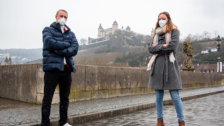 Fabian Pflock und Daniela Dotzel vom Würzburger Röntgen-Gymnasium haben klare Forderungen an das Kultusministerium. Über 3200 Unterzeichner ihrer Online-Petition stimmen ihnen zu.