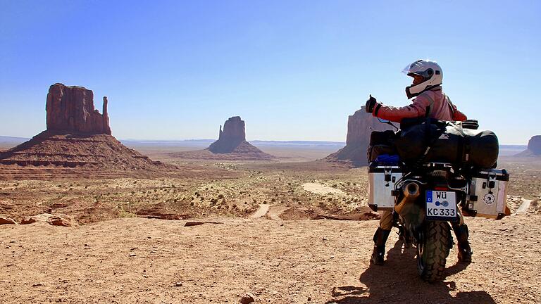 Die Motorrad-Weltumrundung des Dieter Schneider: Im Monument Valley in Arizona.