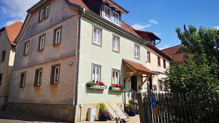 Wenn sich das Ehepaar Gores nicht dem Haus angenommen hätte, wäre es wohl früher oder später verfallen. Dafür gab es jetzt von der Stadt Bischofsheim einen Sanierungspreis.