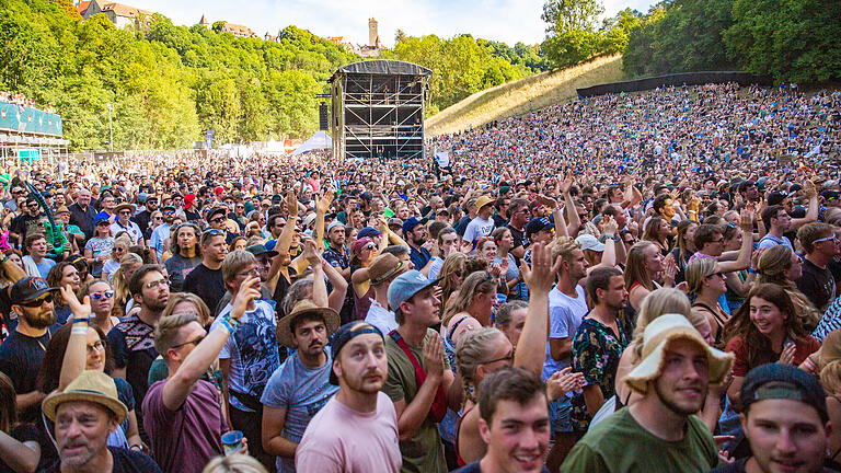 Beim Taubertal Festival in Rothenburg o.d.t standen am Samstag unter anderem die  Bands LaBrassBanda, Wizo, SDP, AnnenMayKantereit auf der Bühne. Im Bild spielt die Band Kraftklub.