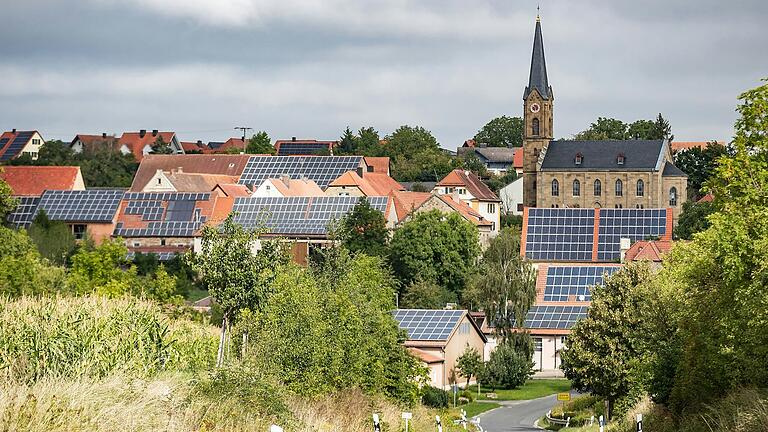 Ansicht der Ortszufahrt von Enheim: In dem Ortsteil der Gemeinde Martinsheim sind viele Photovoltaik-Anlagen auf den Dächern zu sehen. Ansicht der Ortszufahrt von Enheim: In dem Ortsteil der Gemeinde Martinsheim sind viele Photovoltaik-Anlagen auf den Dächern zu sehen.