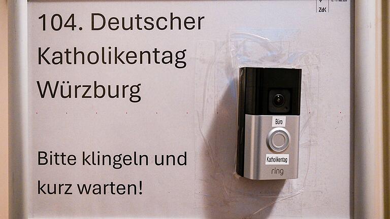 Noch finden sich die Hinweise auf das Katholikentag-Büro in Würzburg eher versteckt. Noch finden sich die Hinweise auf das Katholikentag-Büro in Würzburg eher versteckt.