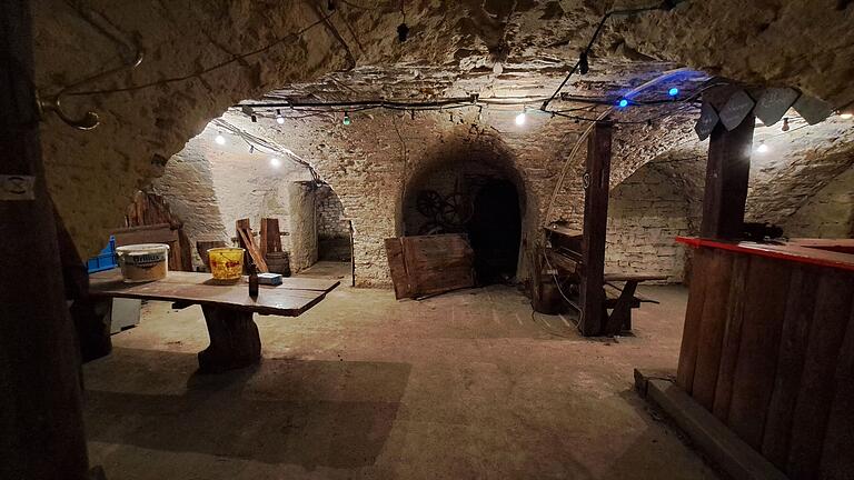 Gewölbekeller unter dem Herrenhaus und den anschließenden Hallen Gewölbekeller unter dem Herrenhaus und den anschließenden Hallen