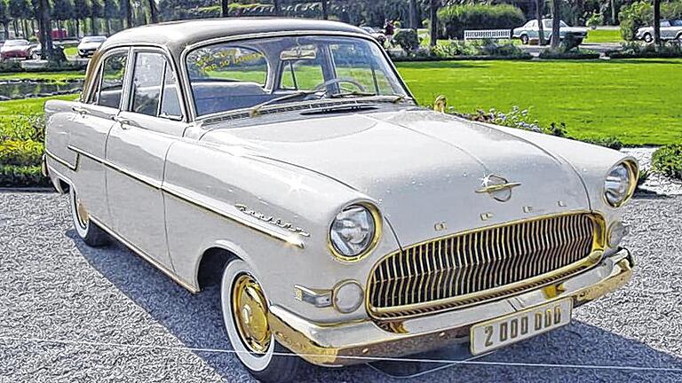 Alles Gold, was glänzt: Sämtliche Teile, die sonst verchromt waren, sind bei diesem Opel Kapitän vergoldet. Obendrein ist er das zweimillionste Fahrzeug, das im Jahr 1956 bei Opel vom Band gelaufen ist. Rund 9500 Mark hat das Schmuckstück damals gekostet. Am Wochenende ist es in Fladungen zu sehen.Foto: Tourist-information Fladungen Alles Gold, was glänzt: Sämtliche Teile, die sonst verchromt waren, sind bei diesem Opel Kapitän vergoldet. Obendrein ist er das zweimillionste Fahrzeug, das im Jahr 1956 bei Opel vom Band gelaufen ist. Rund 9500 Mark hat das Schmuckstück damals gekostet. Am Wochenende ist es in Fladungen zu sehen.Foto: Tourist-information Fladungen